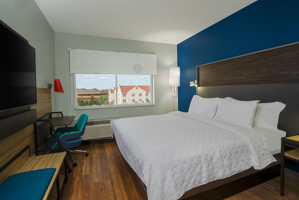 Room, 1 King Bed, Accessible (Mobility & Hearing, Roll-in Shower) - Photo 2