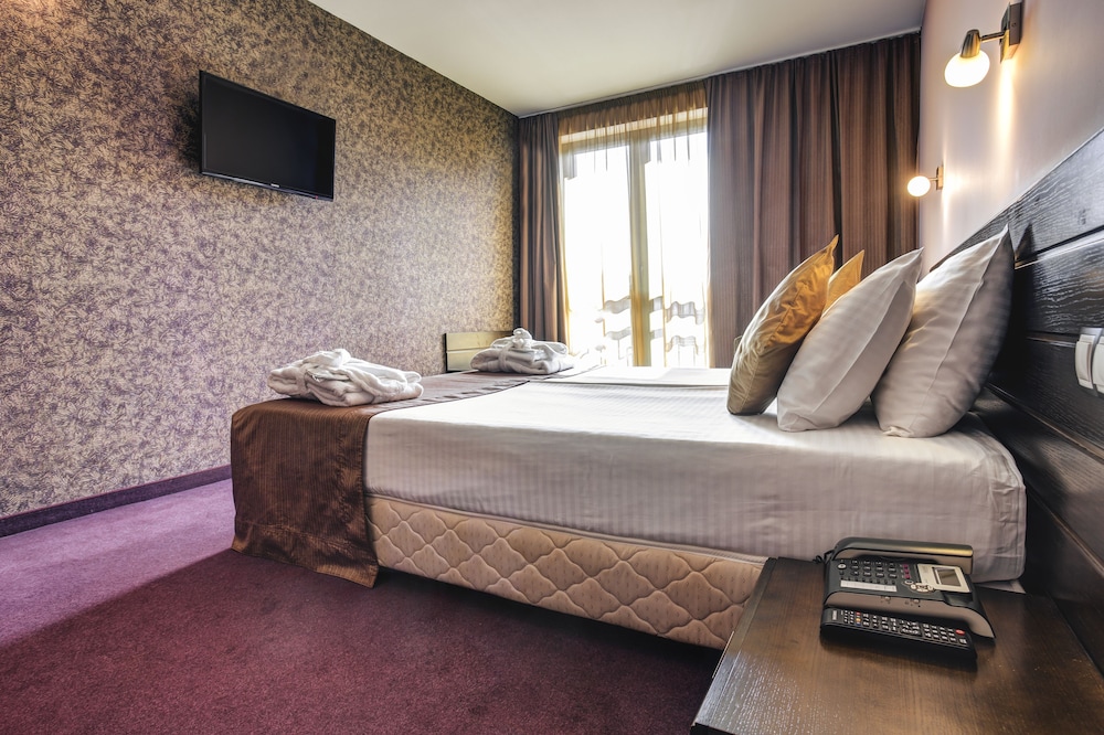 Deluxe, One Double and One Sofa Bed (15% off in the restaurant) - Photo 3