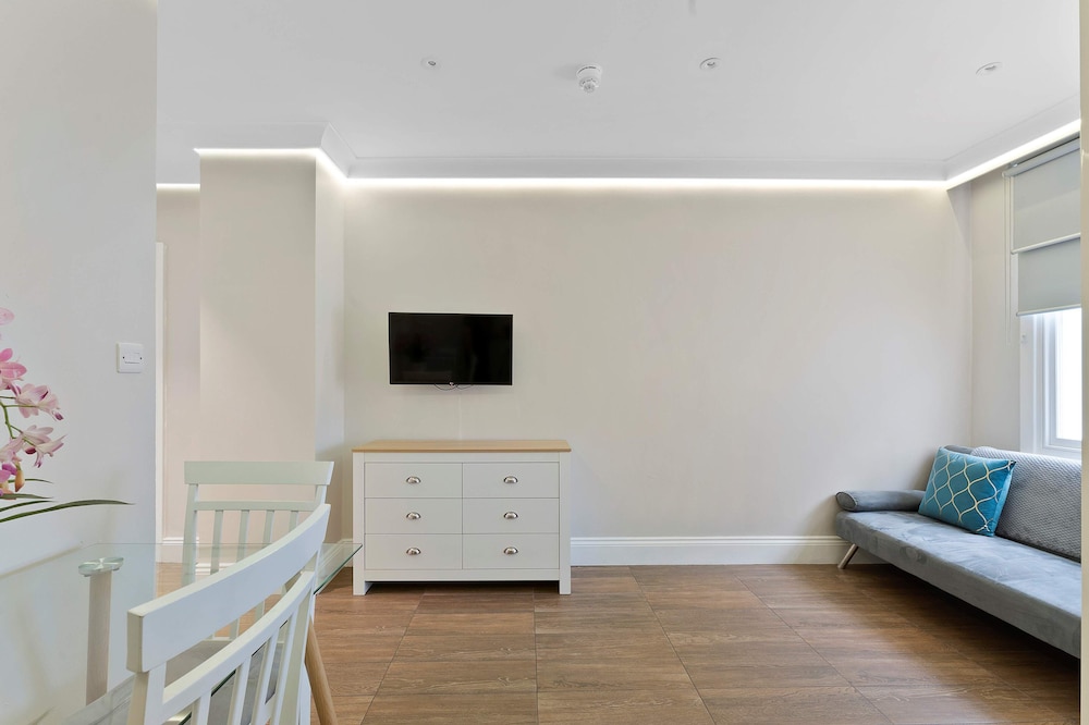 LG One Bedroom photo 2