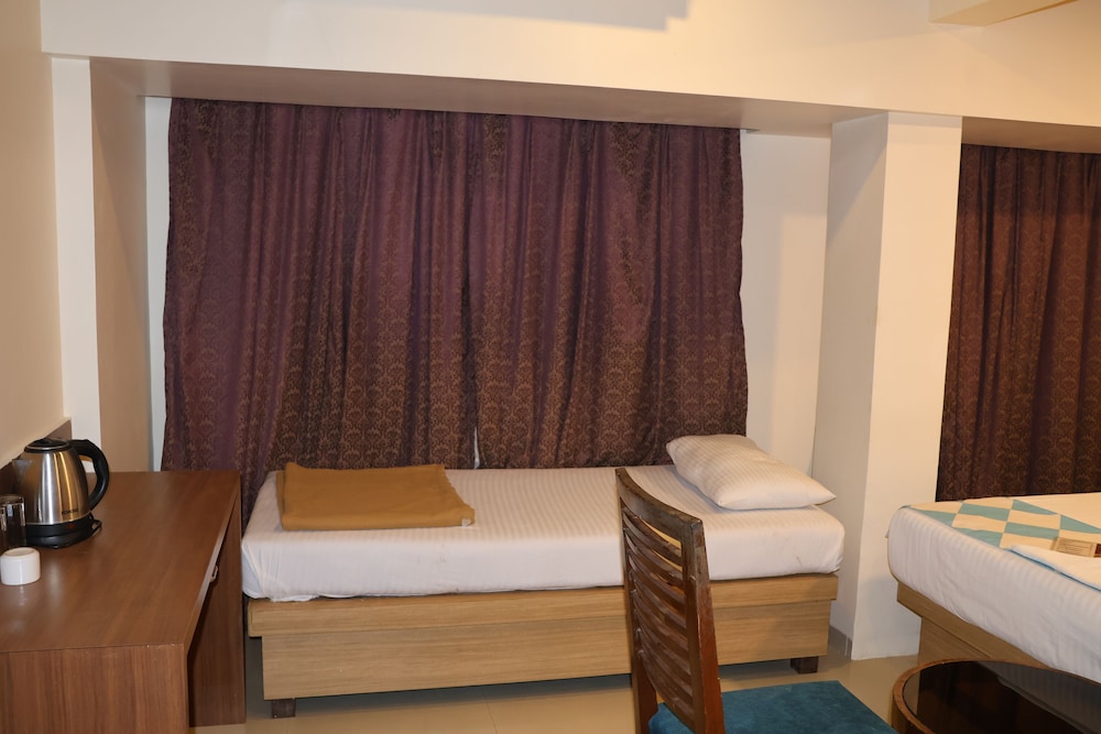 Deluxe Double Room Single Use, 1 King Bed With Sofa Bed, Private Bathroom photo 3