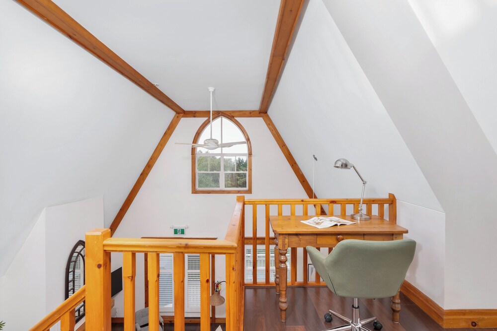 Design Townhome, 2 Bedrooms (209 Snowbridge - Pet Friendly) photo 2