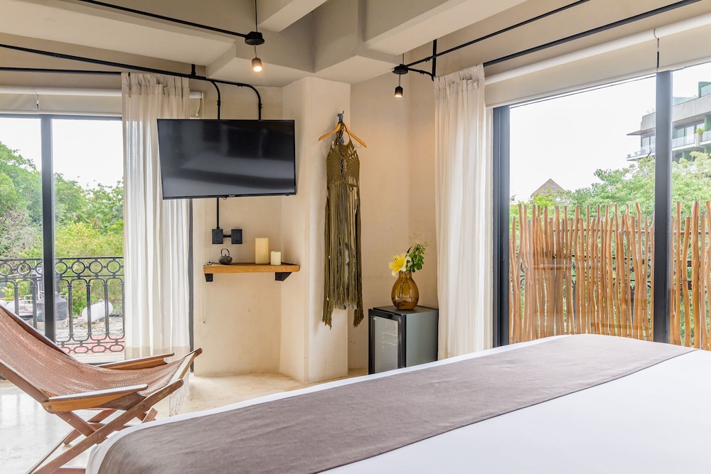 Master Double Suite with Jacuzzi Balcony and City Views - Photo 6