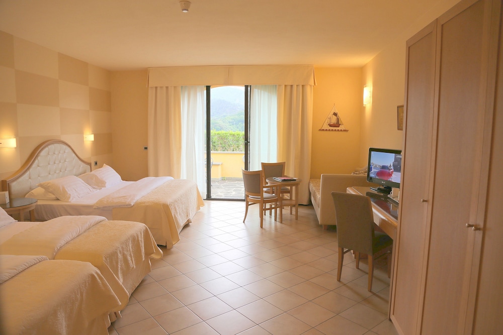 Family Quadruple Room - Photo 1