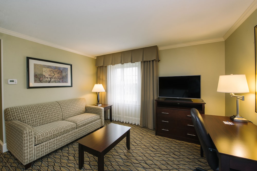 Suite, 1 King Bed, Accessible (Communication) - Photo 2