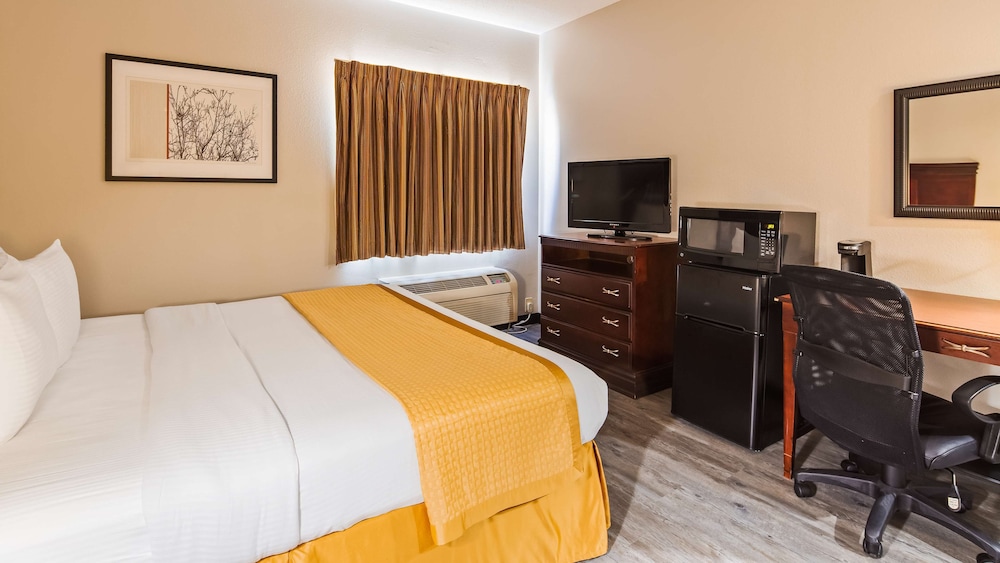 Standard Room, 1 King Bed, Non Smoking - Photo 2