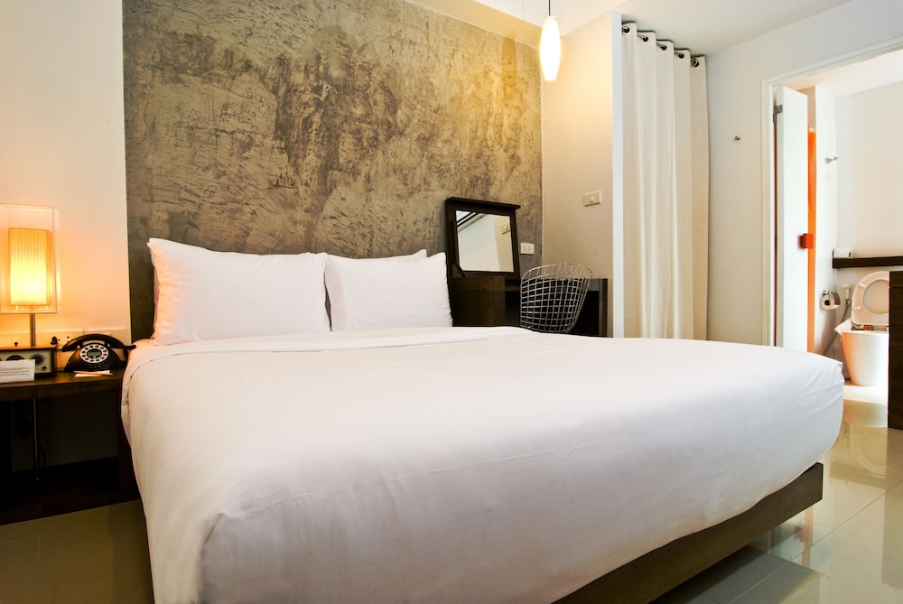 Standard Room , 1 Queen Bed (HIP Room) - Photo 1