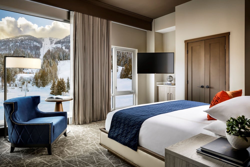 Suite, 1 King Bed with Sofa bed, Mountain View (Balcony) photo 2