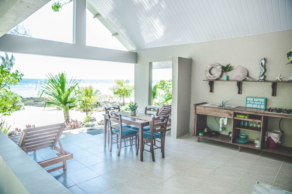 Romantic Studio, 1 Queen Bed, Ocean View, Beachfront photo 2