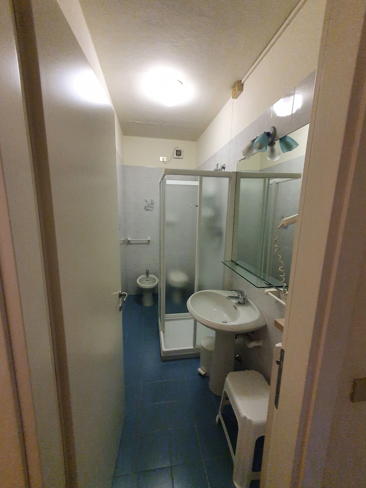 Classic Double Room Single Use, 1 Large Twin Bed photo 3