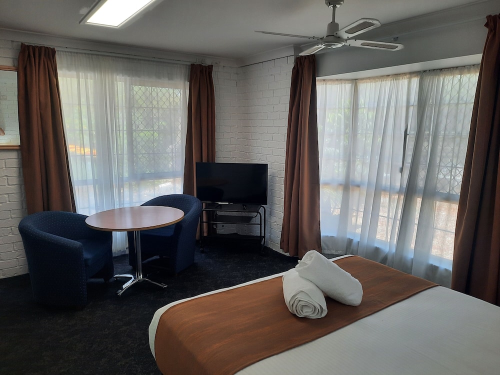Luxury Double Room, 1 Queen Bed, Refrigerator & Microwave, Pool View photo 3