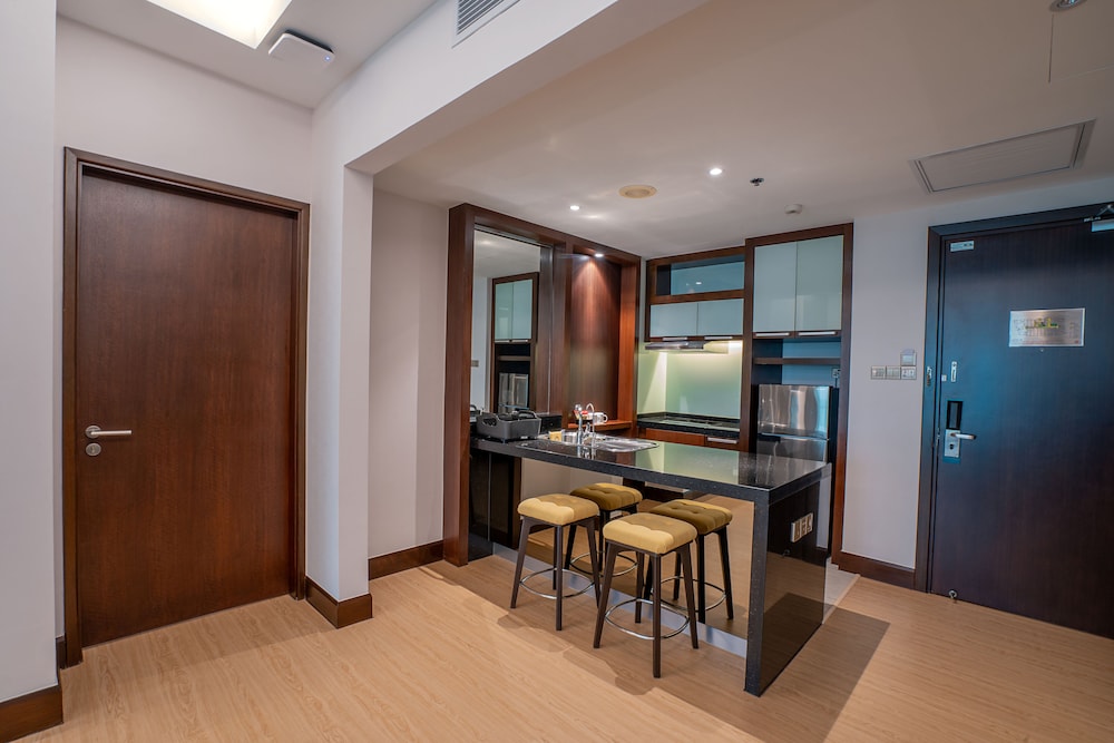Suite, 1 King Bed, City View