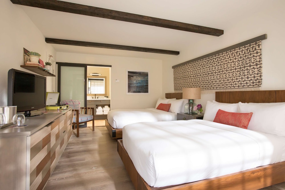 Room, 2 Queen Beds, Accessible, Bathtub - Photo 1