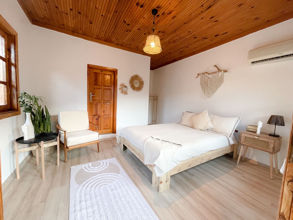 Standard Room, 1 Queen Bed, Non Smoking, Courtyard View