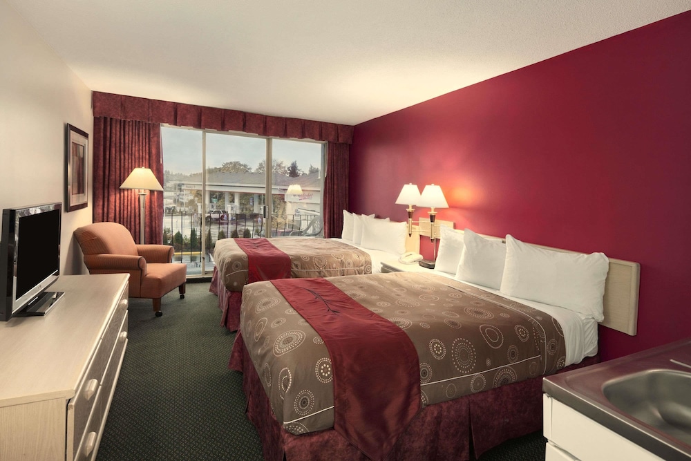 Efficiency 2 Double Beds Non-Smoking Room with kitchenette & balcony photo 1