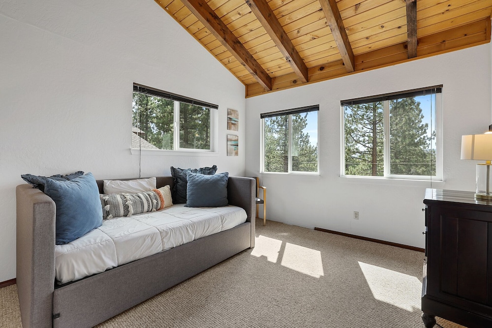 House, Multiple Beds, Fireplace, Mountain View (Hall Court Manor) photo 3