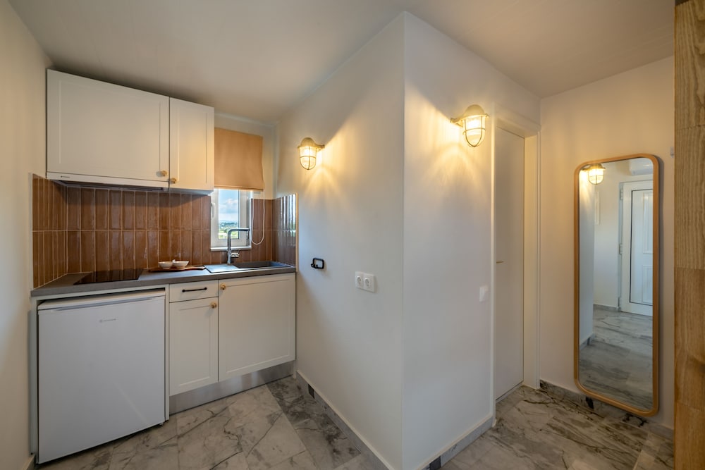 Double Room, Multiple Beds, Sea View, Mezzanine (09) photo 3