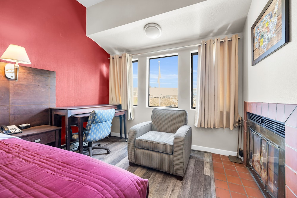 Standard Room, 1 King Bed, Fireplace photo 3