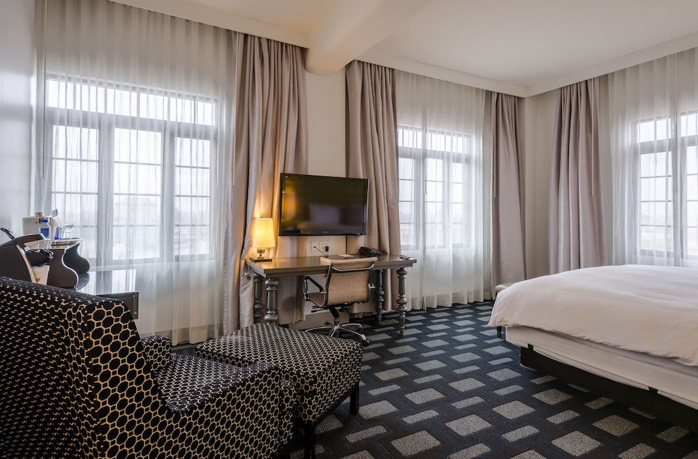 One King Bed (Maverick Room) - Photo 3