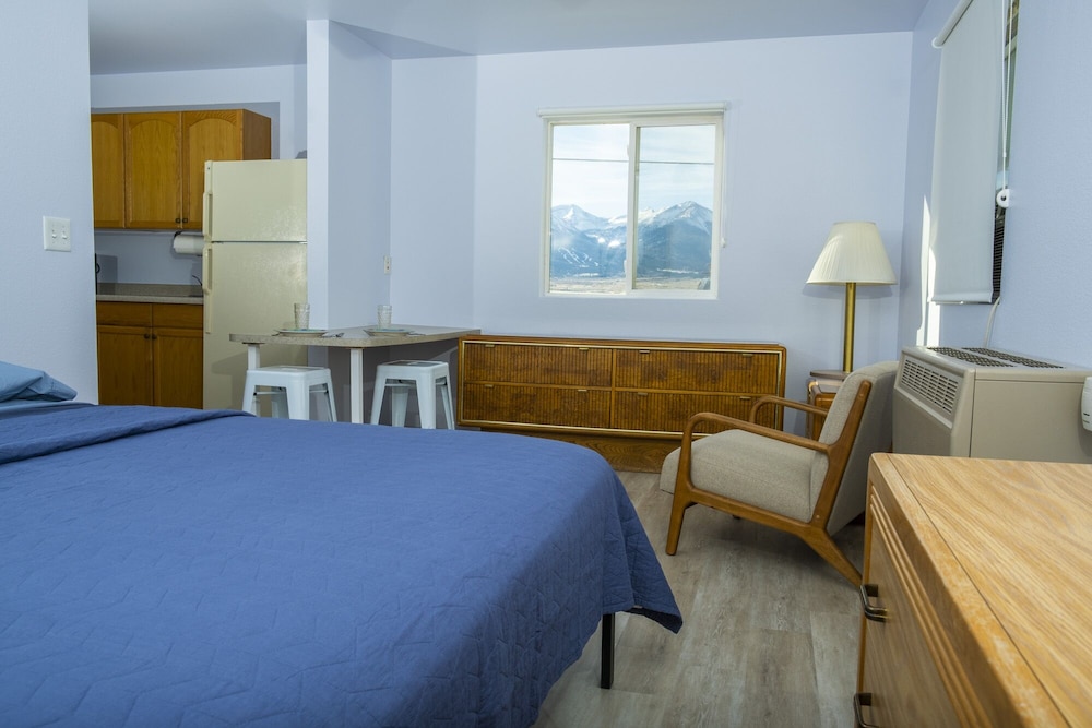 Premier Studio Suite, 1 King Bed, Kitchen, Mountain View, No Pets Allowed photo 1