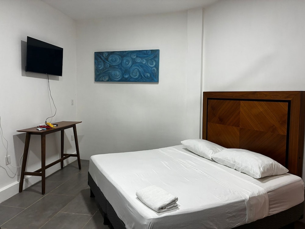 Basic Room, 1 King Bed