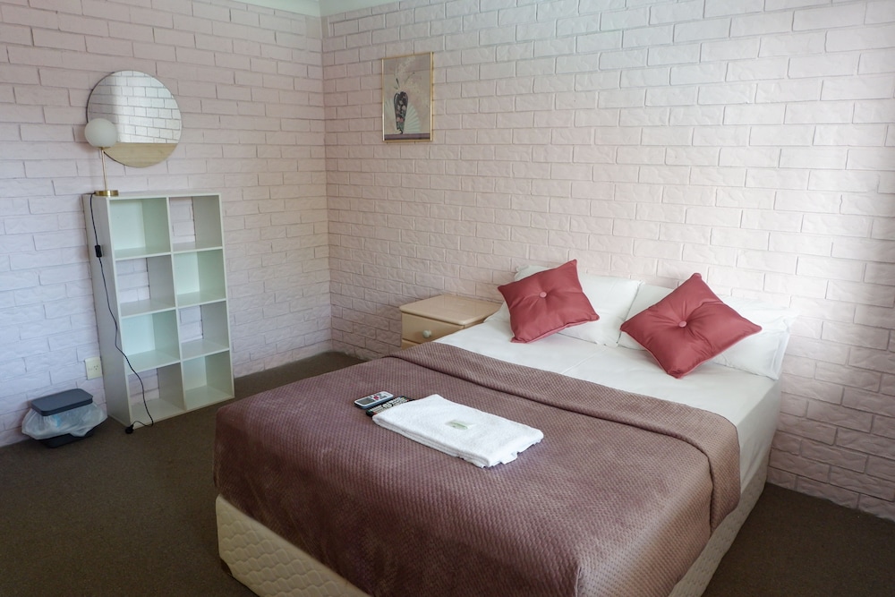Basic Double Room, 1 Double Bed, Shared Bathroom photo 3