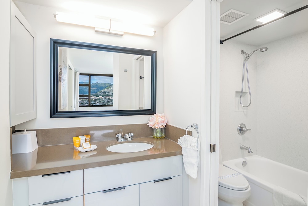 High Floor Mountain View Condo with 2 Beds and Parking: Condo, 1 Bedroom, Mountain View (0152) photo