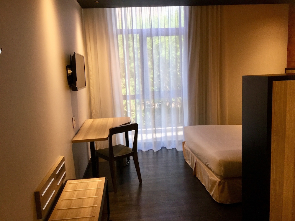 Standard Room, 1 Double Bed (Queen) photo 1