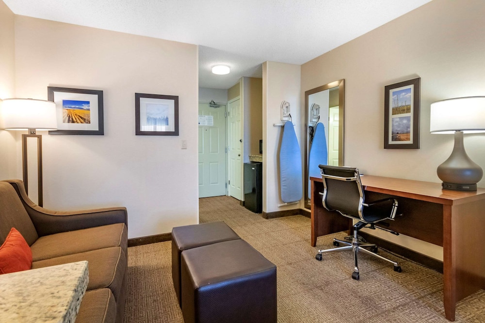 Suite, 1 King Bed, Non Smoking - Photo 4