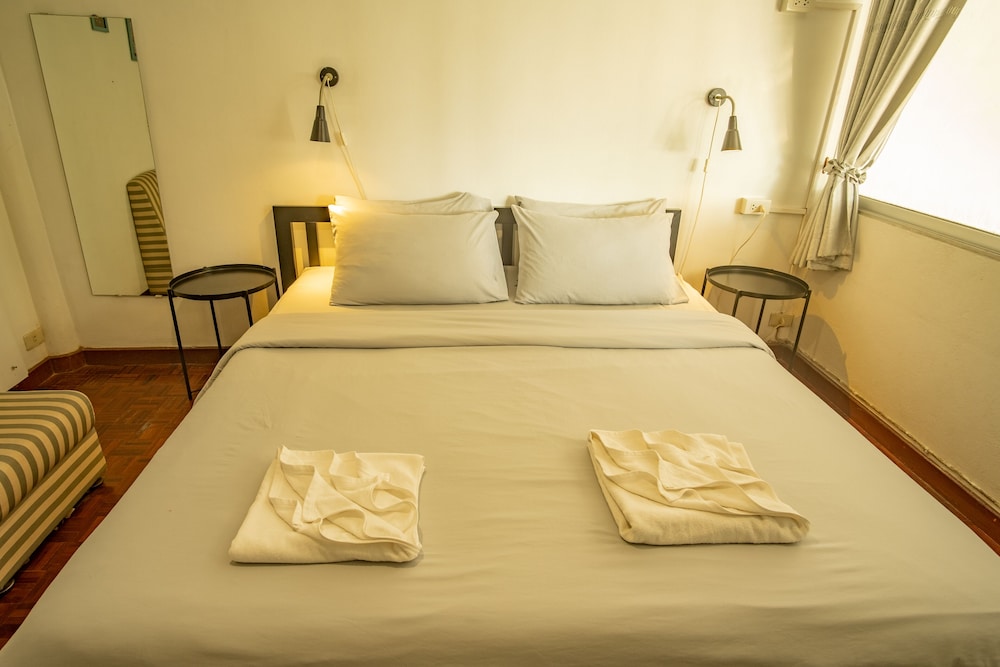 Standard Double Room, 1 King Bed, Shared Bathroom, Garden View photo 3