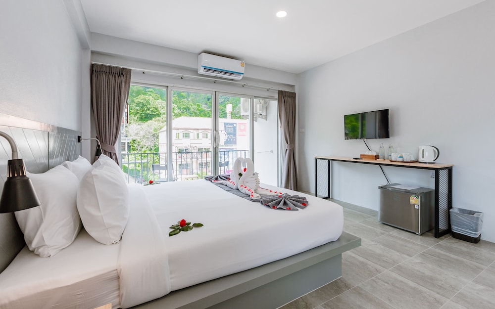 Deluxe Room, Bathtub - Photo 9