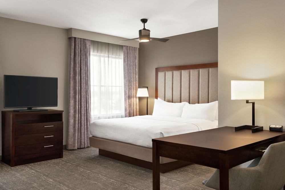 Studio, 1 King Bed, Accessible (Mobility & Hearing, Roll-in Shower) photo 2