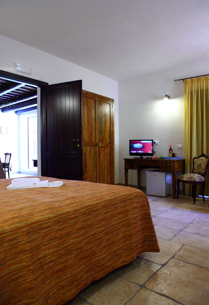 Deluxe Triple Room, Ensuite photo 2