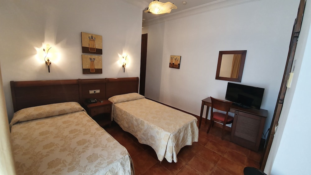 Double or Twin Room, City View - Photo 7
