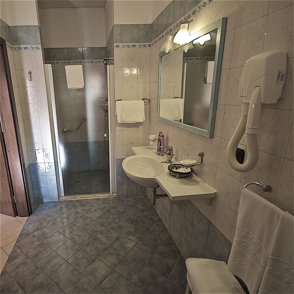 Standard Double Room - Photo 16