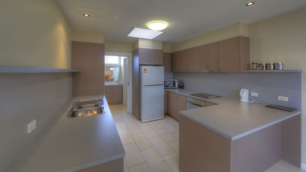 Standard Apartment, Multiple Bedrooms, Non Smoking, Kitchen (3 bedroom apartment) photo 2