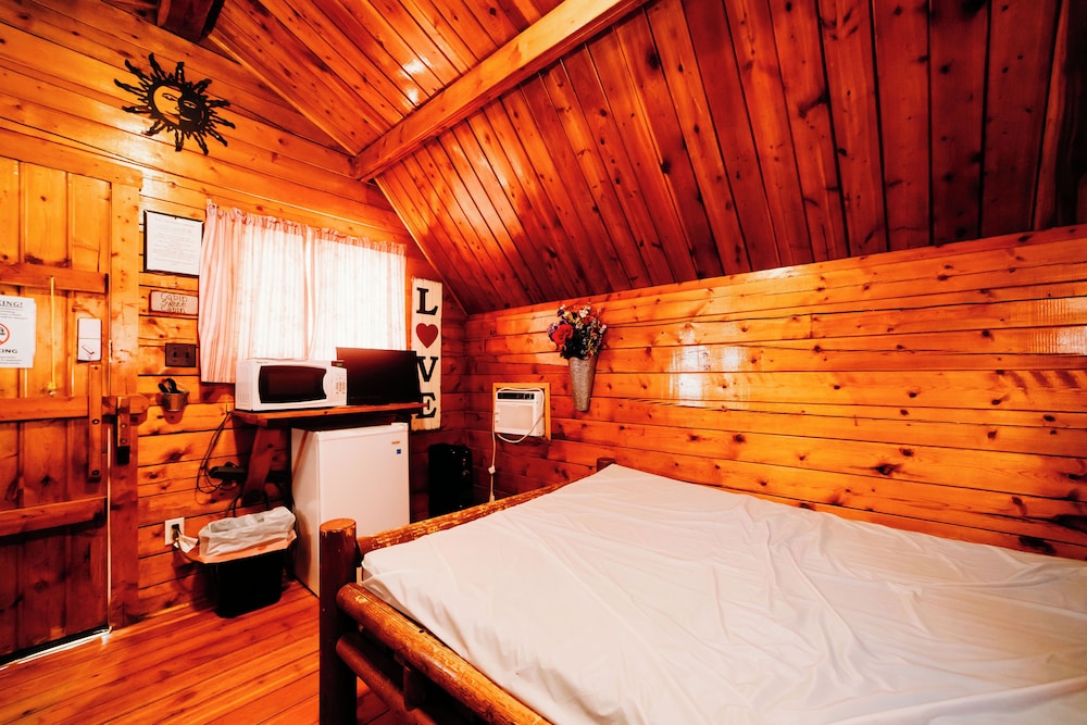 One-Room Rustic Cabin - Red photo 2