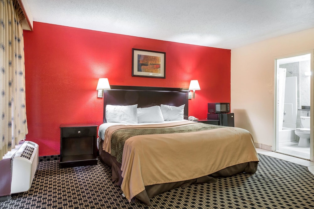 Standard Room, 1 King Bed, Smoking, Jetted Tub - Photo 7