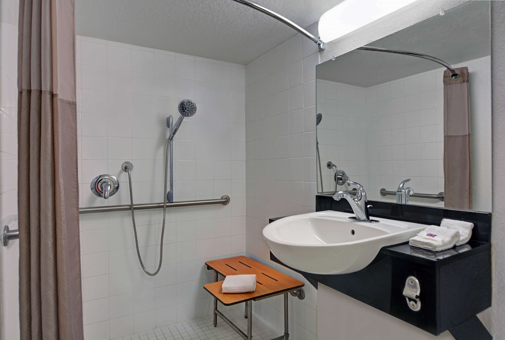 Premium Room, 1 King Bed, Non Smoking, Refrigerator & Microwave - Photo 12