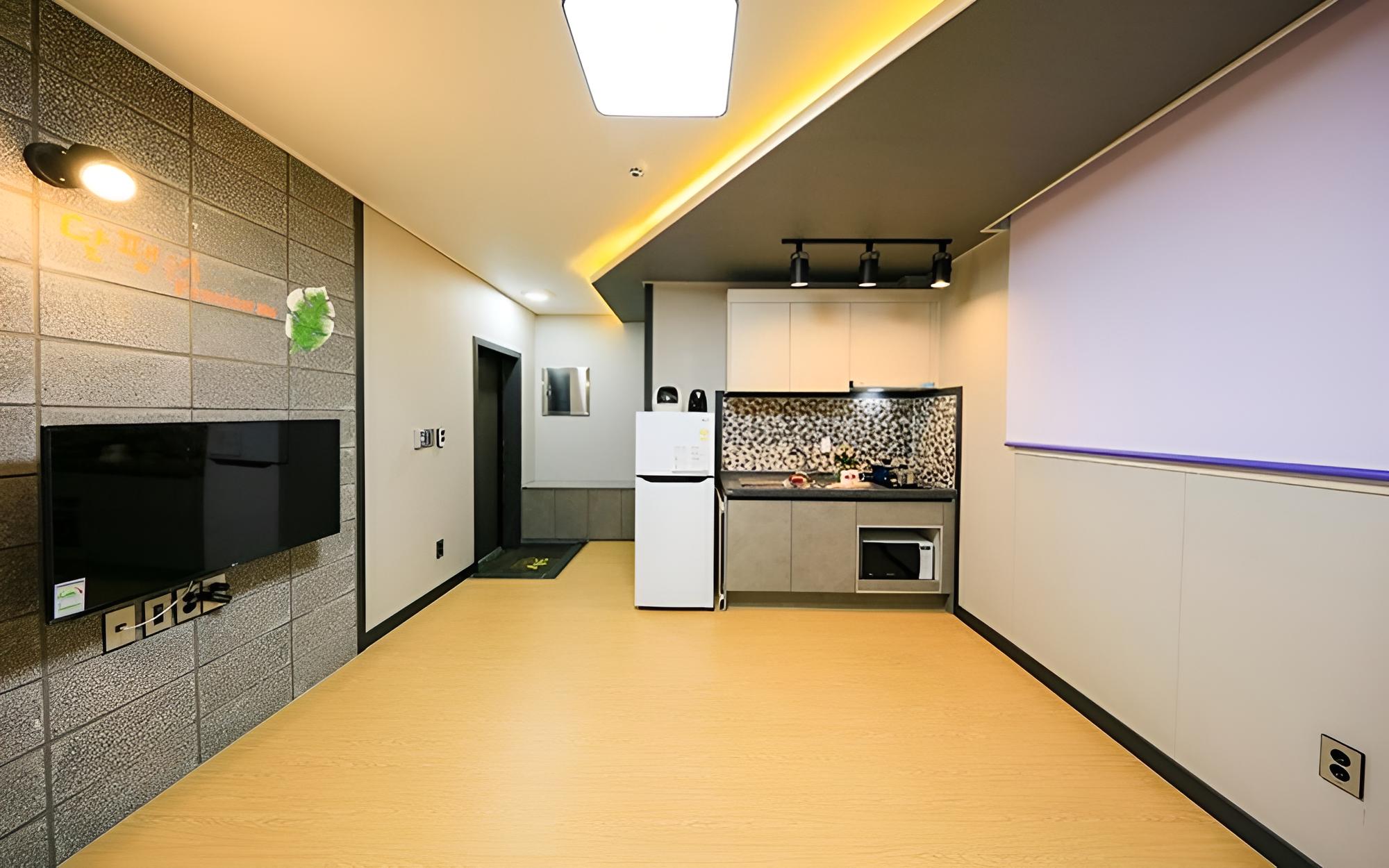 Room (Room 304) - Photo 2