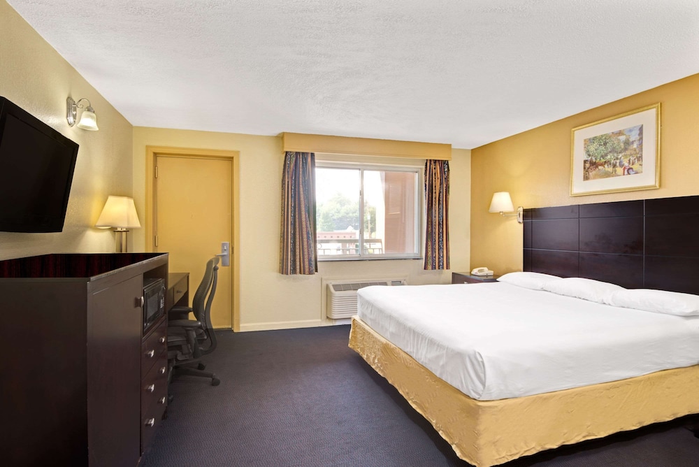 Standard Room, 1 King Bed - Photo 6