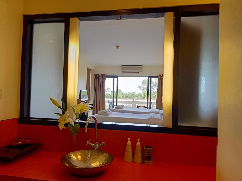 Deluxe Triple Room, 3 Twin Beds, Balcony photo 3