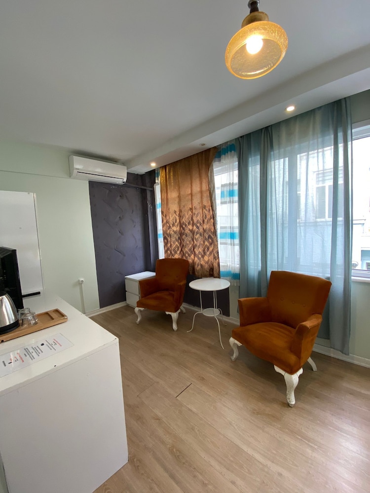 Economy Triple Room photo 2