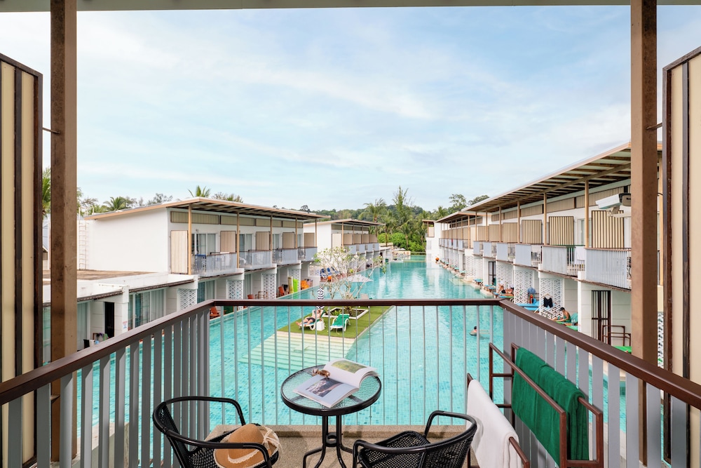 Deluxe Pool View - Photo 6