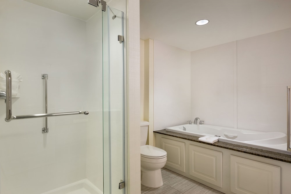 Room, 2 King Beds Accessible (Roll-In Shower) thumbnail 5