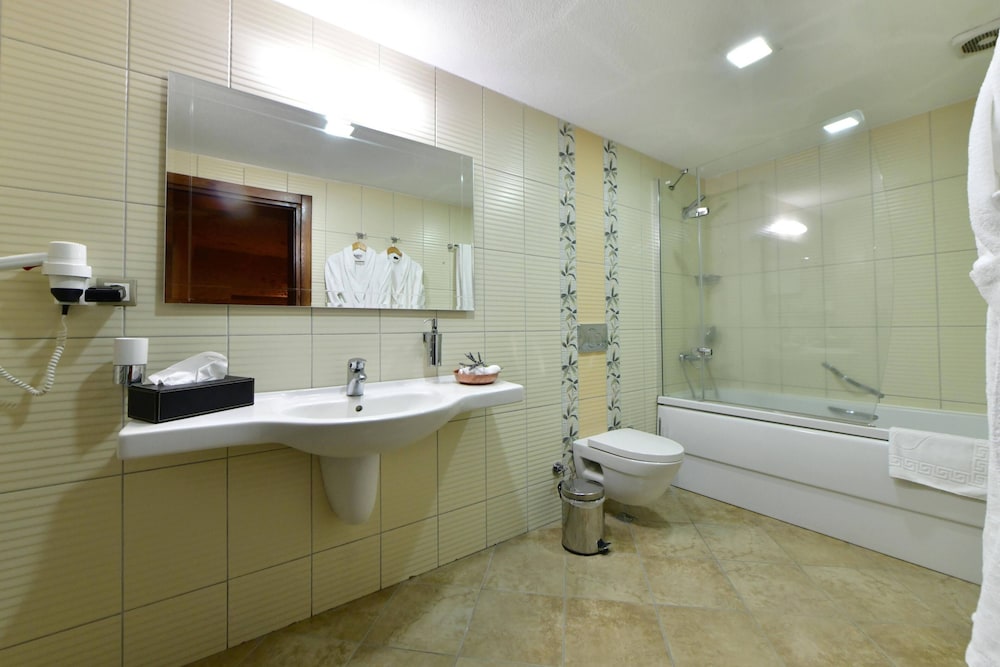 Superior Suite (Cave) - Photo 11