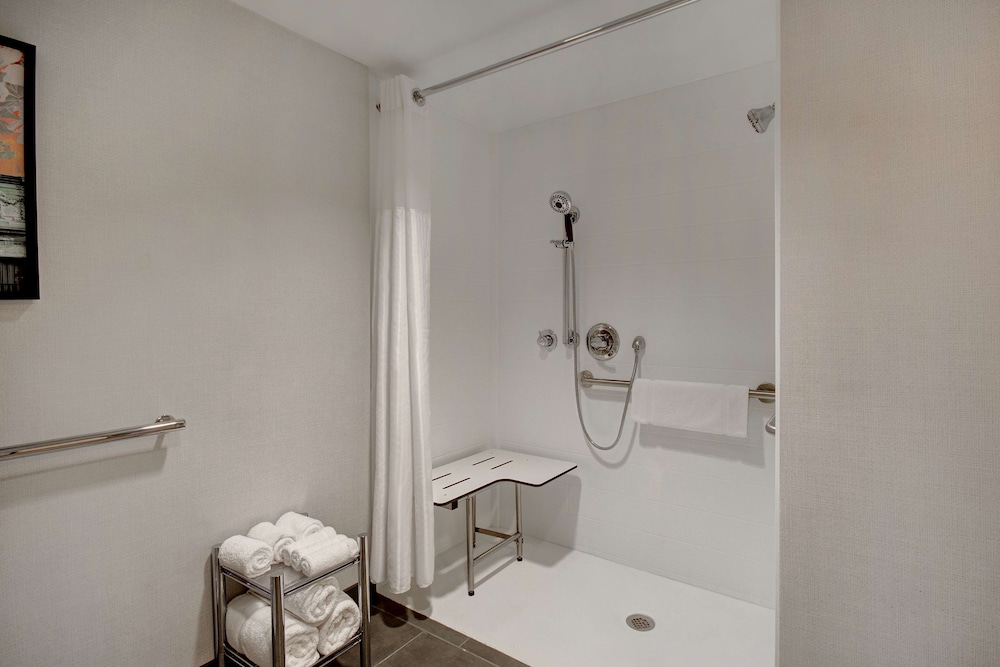 Room, 2 Queen Beds, Accessible - Photo 8