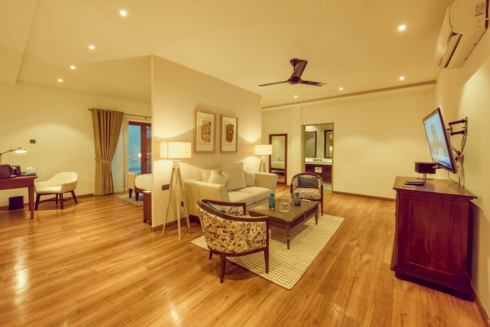 Classic Suite, Bathtub, Partial Ocean View photo 1