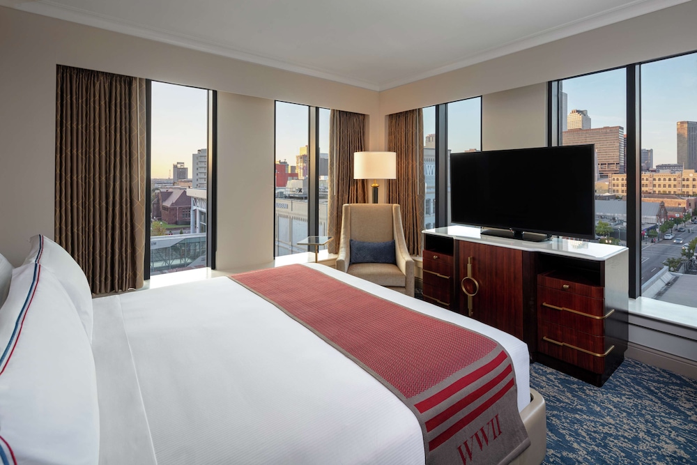 Deluxe Room, 1 King Bed, Corner - Photo 1