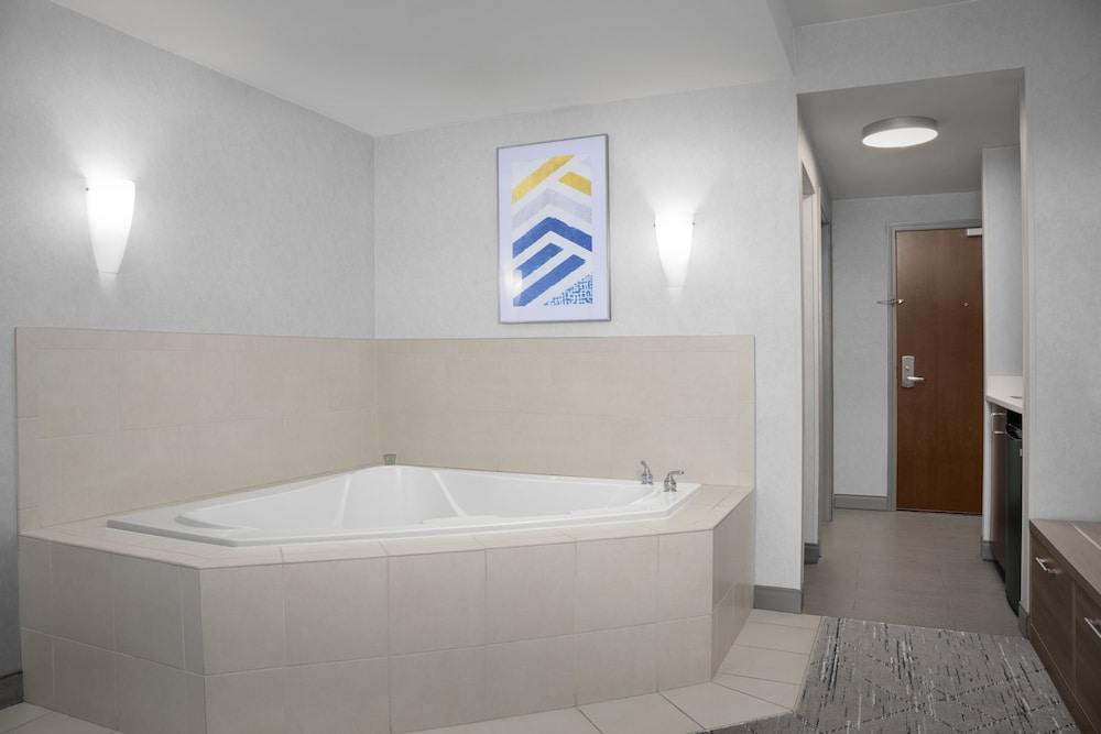 Suite, 1 King Bed, Accessible, Jetted Tub - Photo 1