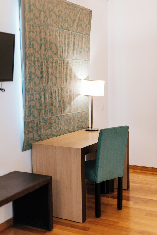 Executive Room - Photo 8